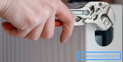 Използвайте регулируемия гаечен ключ