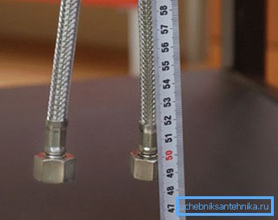 Измерването на дължината на маркучите може да се извърши с конвенционална рулетка или влак