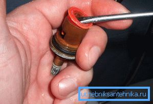 Извадете щепсела от металните части на корпуса Извадете щепсела от металните части на корпуса