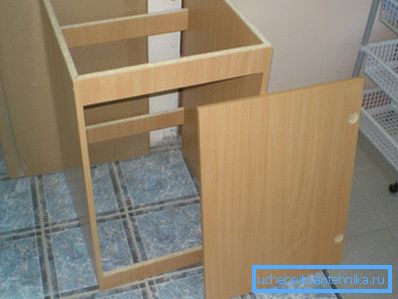 Рамката е сглобена, подсилващите елементи и фитингите под сенници на вратата са видими