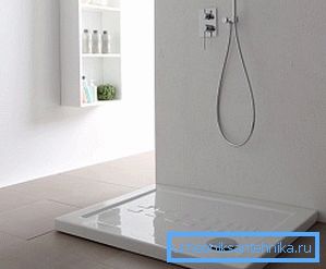 Керамичната душ кабина 80х120 е доста тежка, така че за нейното точно слепване е по-добре да се обадите на помощници Керамичната душ кабина 80х120 е доста тежка, така че за нейното точно слепване е по-добре да се обадите на помощници