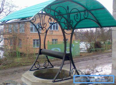 Кладенецът е модерен, покривът е направен от пластмаса, покрит от ковано желязо.