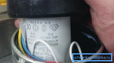 Кондензаторът и проводниците са разположени под горния капак на помпата Кондензаторът и проводниците са разположени под горния капак на помпата