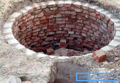 Структурата е изградена от тухли.