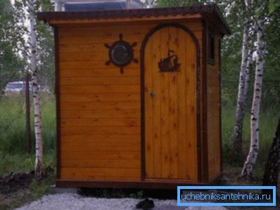 Дизайнът на затворения тип се различава от надеждността и топлината, но се нуждае от осветление.