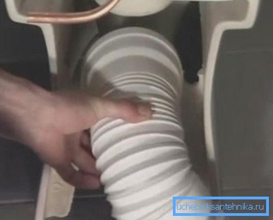 Закрепване на гофрирането към изходящата дюза