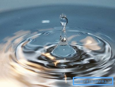 Кристално чистата вода от кладенеца е реална. Кристално чистата вода от кладенеца е реална.