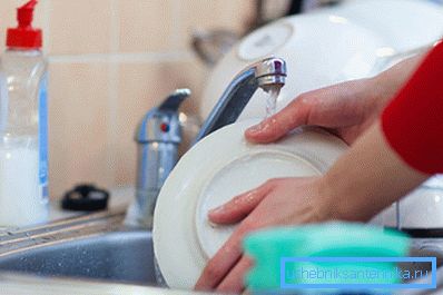 Кухненската мивка 40 cm до 40 cm включва напълно замърсени съдове, предназначени за измиване Кухненската мивка 40 cm до 40 cm включва напълно замърсени съдове, предназначени за измиване