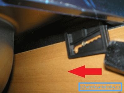 Лесно залепване премества пластмасовата стойка в конструктивна позиция