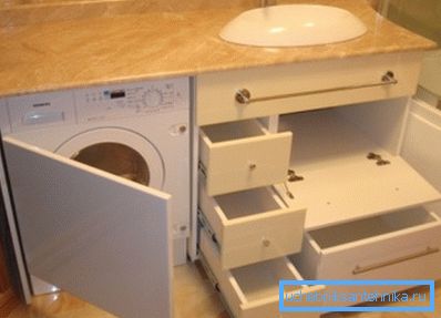 Аматьорска снимка на оригиналния дъга под мивката, която включва поставянето на много кутии и домакински уреди Аматьорска снимка на оригиналния дъга под мивката, която включва поставянето на много кутии и домакински уреди