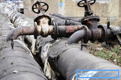 Тръбите с топла вода са изолирани не само за предотвратяване на кондензацията, но и за пестене на енергия