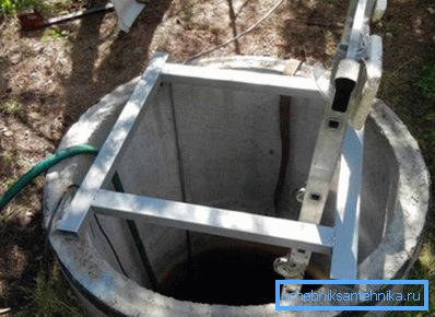 Метална рамка за задържане на дълбоката помпа.
