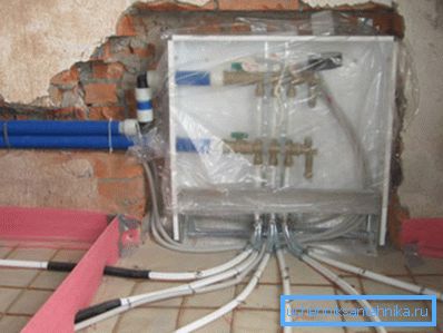 Можете да скриете тръбите в подовата замазка на етап груби довършителни работи или големи ремонти. Можете да скриете тръбите в подовата замазка на етап груби довършителни работи или големи ремонти.