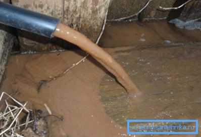 В снимката - недостатъчният прием на вода води до мътност на водата
