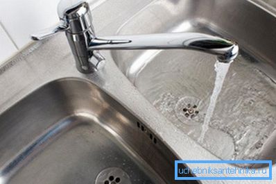 Снимката показва мивка с две еднакви купи. Снимката показва мивка с две еднакви купи.