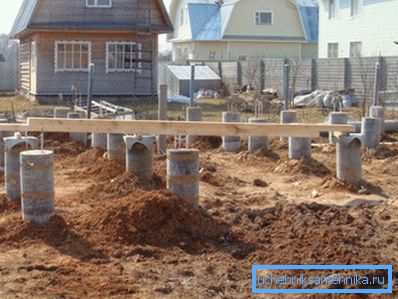 На снимката - основа на бетонни тръби На снимката - основа на бетонни тръби