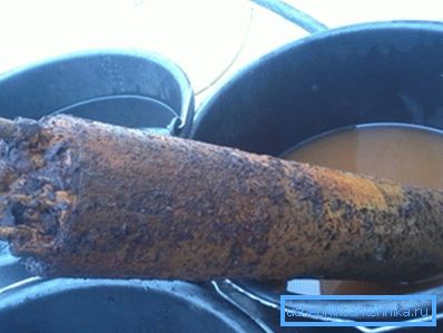 Снимката ясно показва, че утайката се утаява върху тялото. Снимката ясно показва, че утайката се утаява върху тялото.