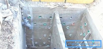 Снимката ясно показва как се извършва перфорирането на стените. Снимката ясно показва как се извършва перфорирането на стените.