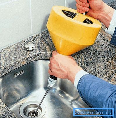 В снимката - използването на водопровод кабел В снимката - използването на водопровод кабел