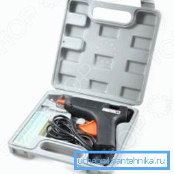 Снимката показва специален инструмент - пистолет за лепило (нещо удобно, може да дойде по-удобно във фермата) Снимката показва специален инструмент - пистолет за лепило (нещо удобно, може да дойде по-удобно във фермата)