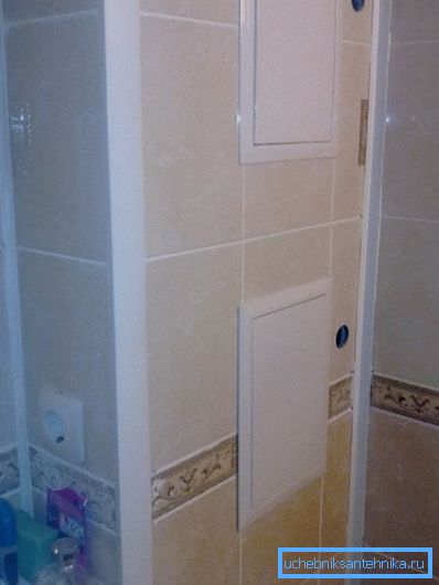 На снимката има кутия за канализационни тръби На снимката има кутия за канализационни тръби