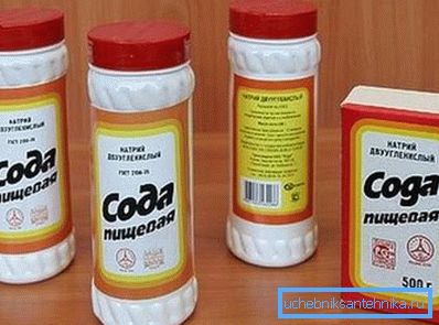 На фото-кухненската сода, която може да се използва за почистване на тоалетната чиния