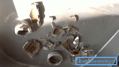На фото лейка из силумина после падения на кафель На фото лейка из силумина после падения на кафель