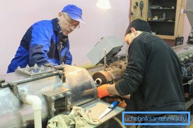 На снимката линията за производство на полимерни тръби На снимката линията за производство на полимерни тръби