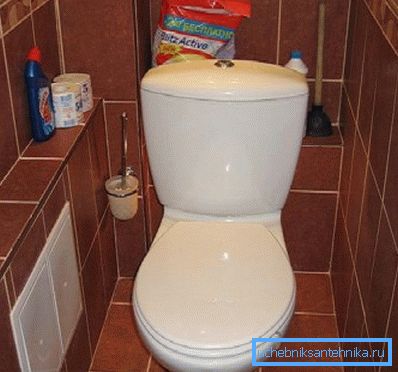 На снимката има многоетажна кутия