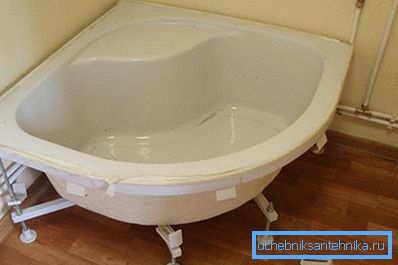 На снимката - инсталирането на акрилна купа върху метална рамка На снимката - инсталирането на акрилна купа върху метална рамка