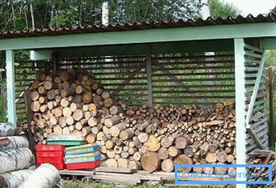На снимката има балдахин за съхраняване на дърва за огрев На снимката има балдахин за съхраняване на дърва за огрев