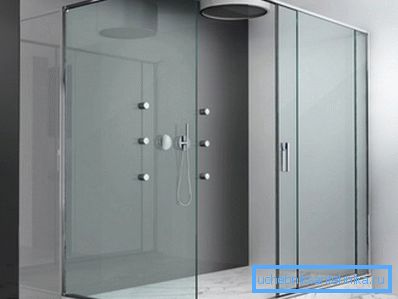 В снимката - панел от стъкло в дизайна на минималистичен душ кабина