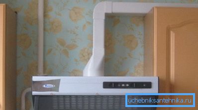 На снимката връзката на качулката с твърда пластмасова кутия На снимката връзката на качулката с твърда пластмасова кутия
