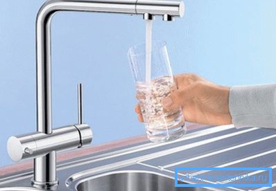 Снимката показва кухненска крана с крана за питейна вода. Снимката показва кухненска крана с крана за питейна вода.