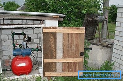 Снимката показва вариант на устройството на автономна водоснабдителна система в дачата от кладенеца. Снимката показва вариант на устройството на автономна водоснабдителна система в дачата от кладенеца.