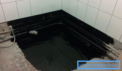 Снимката показва хидроизолацията на пода и стените на стаята. Снимката показва хидроизолацията на пода и стените на стаята.
