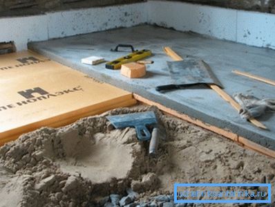 Снимката показва изолацията на пода с помощта на EPS лист. Снимката показва изолацията на пода с помощта на EPS лист.