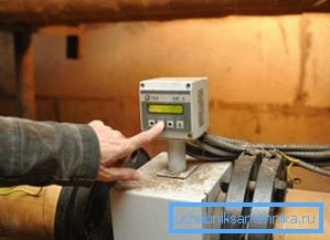 На снимката - дозиращото устройство, монтирано на централния колектор На снимката - дозиращото устройство, монтирано на централния колектор
