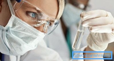 На снимката - процесът на контрол на качеството на течност, взета от водопровода.
