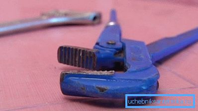 На снимката има въртящ се и газов ключ На снимката има въртящ се и газов ключ