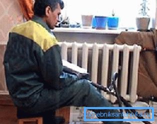 На снимка санитарният техник извършва миене на радиатори за отопление в апартамент На снимка санитарният техник извършва миене на радиатори за отопление в апартамент