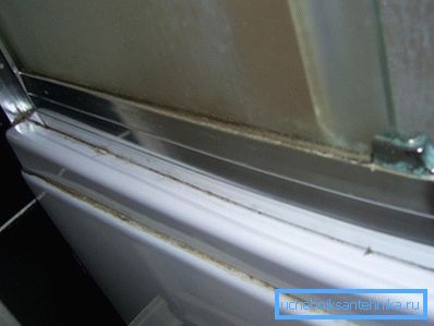 На снимката: се натрупва върху повърхността и ставите, плаката прави външния вид на структурата нежен На снимката: се натрупва върху повърхността и ставите, плаката прави външния вид на структурата нежен