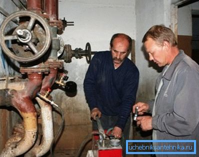 На снимката инспекторът по технически въпроси извършва тестови работи. На снимката инспекторът по технически въпроси извършва тестови работи.