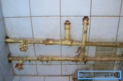В фото-тръбите, които трябва да бъдат заменени спешно (проверете водозахранването) В фото-тръбите, които трябва да бъдат заменени спешно (проверете водозахранването)