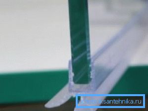 На снимката - уплътнителят, монтиран на стъклото На снимката - уплътнителят, монтиран на стъклото