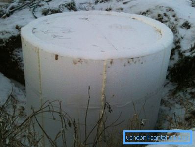 На снимката изолацията на кладенеца е направена от пяна от пластмаса. На снимката изолацията на кладенеца е направена от пяна от пластмаса.