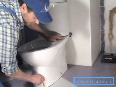 На пода трябва да има контур, съответстващ на конструктивната позиция на тоалетната На пода трябва да има контур, съответстващ на конструктивната позиция на тоалетната