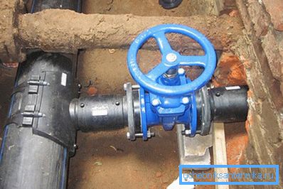 На тръбата HDPE има метален вентил с голям диаметър