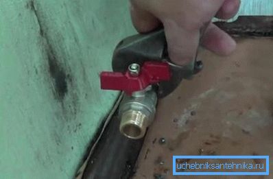Завъртете крана и затегнете ключа. Завъртете крана и затегнете ключа.