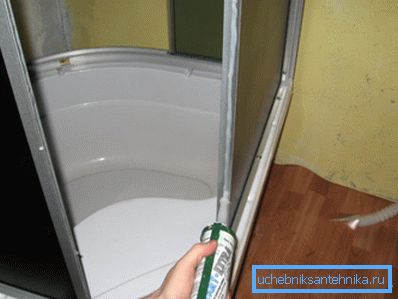 Нанасяне на силиконов уплътнител